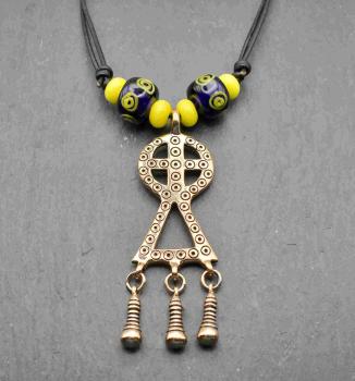 Keltische Glasperlenkette mit Radkreuzanhänger mit dunkelblauen Ringaugenperlen und gelben Glasperlen von Belanas Schatzkiste